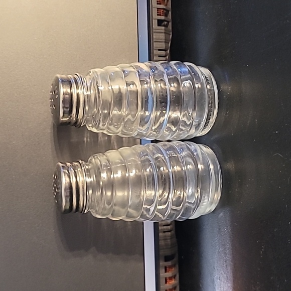 Vintage Beehive Pattern Glas Salt & Pepper Shakers - Picture 4 of 8